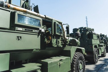 Varşova sokaklarında tekerlekli zırhlı araçlar kullanılıyor. Açık hava askeri geçidi sırasında askeri konvoy. Yüksek kalite fotoğraf