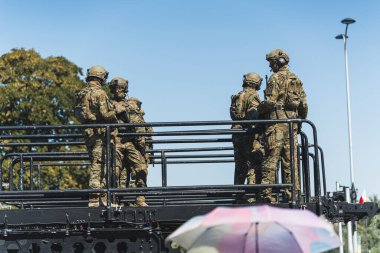16.08.2023 Varşova, Polonya. Geçit töreni sırasında mavi gökyüzüne karşı duran bir merdiven aracındaki özel kuvvetler mangasının birkaç silueti. Yüksek kalite fotoğraf