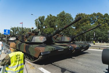 16.08.2023 Varşova, Polonya. Alman Leopar 2 savaş tankları ve uzun namlulu tanklar açık hava askeri geçit töreni sırasında caddede ilerliyorlardı. Yüksek kalite fotoğraf