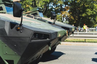 Açık hava askeri geçit töreninde modern askeri araçların kaputlarına odaklan. Savaş tehlikesi ve askeri güçler kavramı. Yüksek kaliteli illüstrasyon