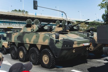 16.08.2023 Varşova, Polonya. Kamuflaj boyalarıyla kaplı modern ordu araçları açık hava askeri geçit töreninde şehirde dolaşıyorlar. Yüksek kalite fotoğraf