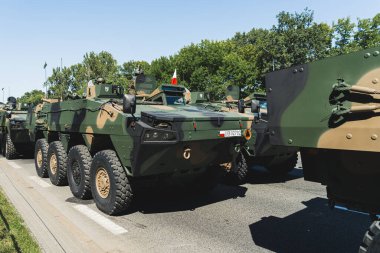16.08.2023 Varşova, Polonya. Geçit töreni sırasında şehirde dolaşan kamuflaj boyalarıyla kaplı güçlü modern askeri araçlar. Askeri hazırlık konsepti. Yüksek kalite fotoğraf