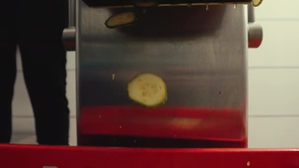 Gurkenscheiben Während Des Zerkleinerungs Und Schneideprozesses Mit Einem Kommerziellen Gemüseschneideautomaten — Stockvideo