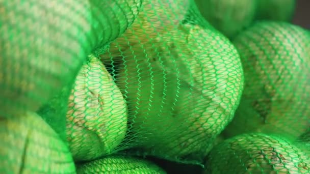 卷心菜头用合成绿色网包着 粮食运输和工业概念 新鲜收获的蔬菜 高质量的4K镜头 — 图库视频影像