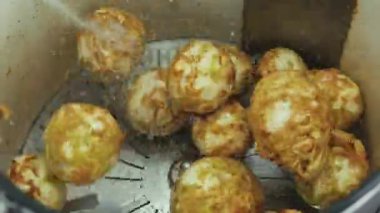 Restoranlar ve mataralar için yemek hazırlama. Temizlik sırasında birkaç kereviz sağa sola savruluyor. Yüksek kalite 4k görüntü