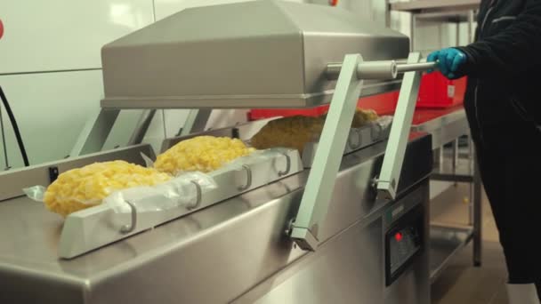Pracownik Przemysłu Spożywczego Wykorzystujący Maszynę Pakowania Zmniejszonego Tlenu Pakowania Świeżych — Wideo stockowe