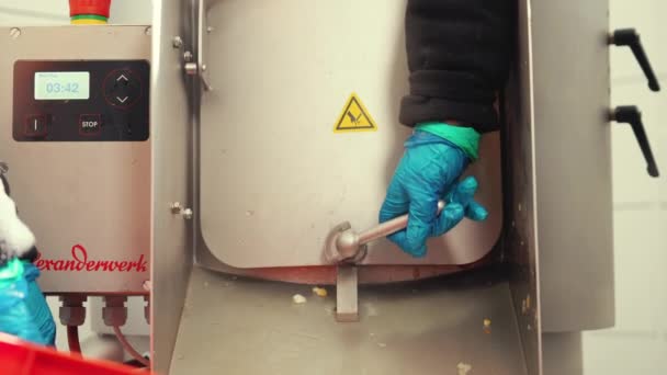 Mână Mănuși Cauciuc Protectoare Care Deschid Ușa Pentru Curățarea Alimentelor — Videoclip de stoc