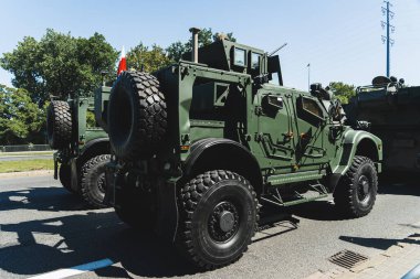 Bir konvoydaki büyük askeri jiplerin arka görüntüsü. Geçit töreni sırasında koyu mavi modern askeri araçlar. Yüksek kalite fotoğraf
