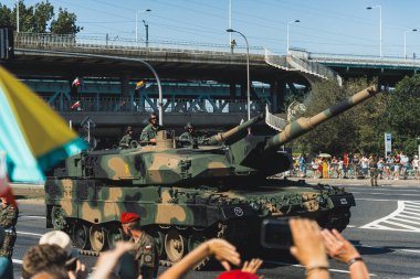 16.08.2023 Varşova, Polonya. Sokakta büyük güçlü bir tank var. Açık hava askeri geçit töreni. Askeri teçhizat ve asker gösterisi. Köprü arka planda. Yüksek kalite fotoğraf