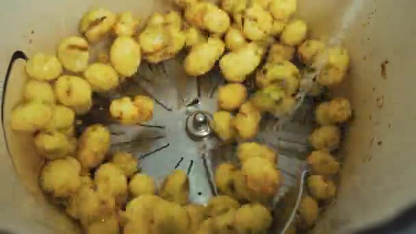 Voedselreiniger Bovenaanzicht Van Industriële Reiniger Gebruik Draaiend Rond Gele Aardappelen — Stockvideo