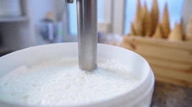 Lezzetli dondurma hazırlama detayları, arka planda dondurma külahları. Yüksek kalite 4k görüntü