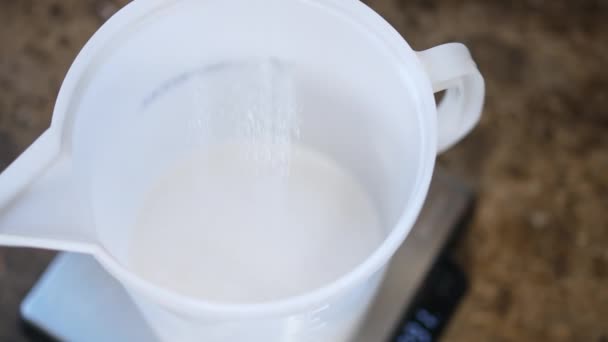 Dondurma Formülü Hazırlamak Kaseye Dondurma Tozu Koymak Yüksek Kalite Görüntü — Stok video
