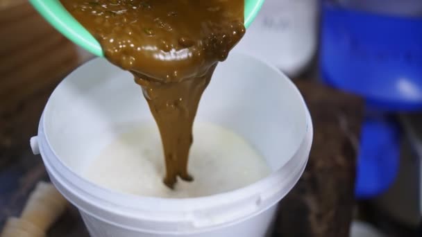 ピスタチオのアイスクリームをミルクに入れて混ぜる 高品質の4K映像 — ストック動画