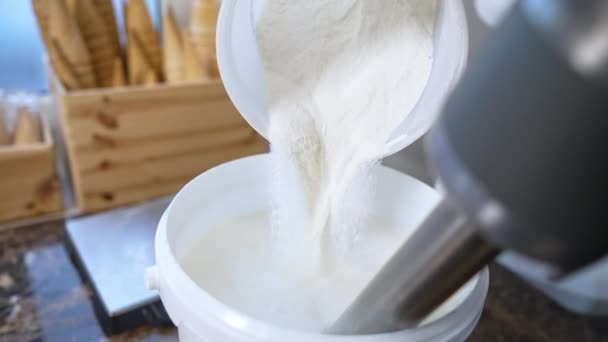 Lezzetli Dondurma Yapmak Için Kaseye Toz Koymak Dondurma Formülü Hazırlamak — Stok video
