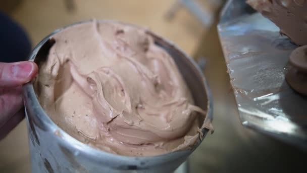 Dondurucu Makinesinden Alınmış Dondurmalı Bir Kase Yüksek Kalite Görüntü — Stok video