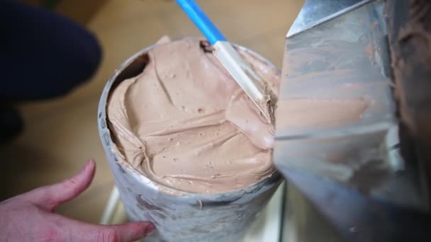 Üretimde Dondurmadan Dökülen Hazır Dondurma Yığını Yüksek Kalite Görüntü — Stok video