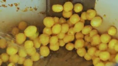 Soyulmuş sarı patatesler endüstriyel temizlik makinesine atılıp üzerlerine su dökülerek çabucak temizleniyor. Yüksek kalite 4k görüntü