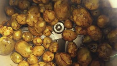 Endüstriyel gıda makinesinde temizlenen kirli taze patates. Yemek hijyeninin önemi. Yüksek kalite 4k görüntü