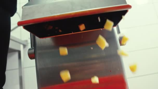 Gelbe Kartoffelscheiben Fliegen Aus Einer Industriemaschine Die Einer Restaurantküche Zur — Stockvideo