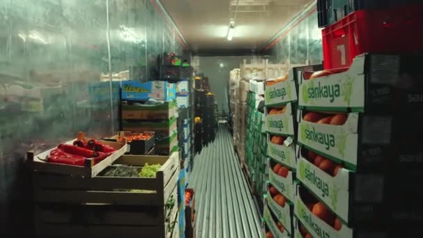 さまざまな種類の野菜や果物で満たされた輸送トラックの屋内ビューは グロッサリーショップに運ばれます 高品質の4K映像 — ストック動画