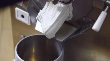 Dondurma formülü hazırlanıyor, dondurma hazırlamak için sıvıya süt ekleniyor. Yüksek kalite 4k görüntü