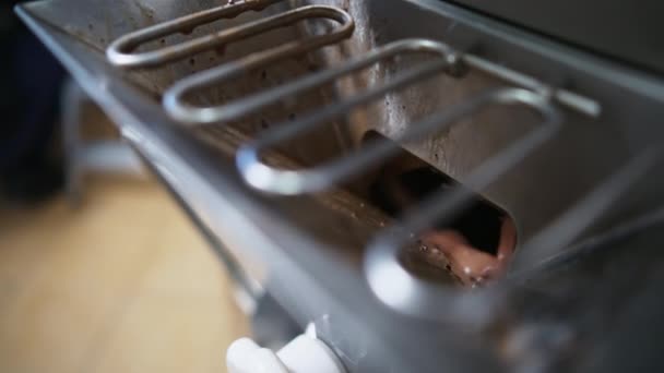 Ρίχνει Παγωτομηχανή Καταψύκτη Θέα Closeup Στην Κουζίνα Υψηλής Ποιότητας Πλάνα — Αρχείο Βίντεο