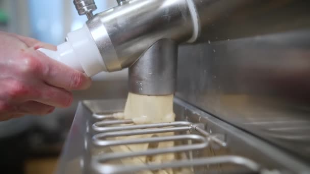 Zbliżenie Wewnętrzne Ujęcie Maszyny Pasteryzacyjnej Wlewającej Lody Stalowej Zamrażarki Koncepcja — Wideo stockowe