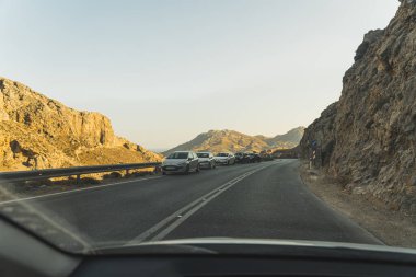 20.08.2023. Girit, Yunanistan. Girit adasındaki Kurtaliotika Vadisi 'nde arabadan alınan arabalar. Yüksek kalite fotoğraf