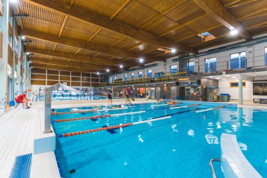 30.11.2022. Wrsaw, Polonya. Kapalı havuzda yüzme öğretmenleri, sağlıklı yaşam tarzı konsepti. Yüksek kalite fotoğraf