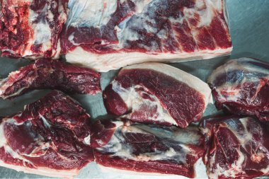 Masada domuz eti dilimleri, mezbahada domuz eti. Yüksek kalite fotoğraf
