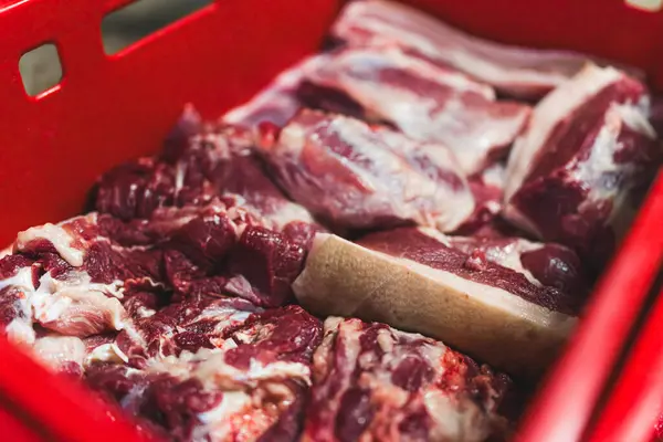 Tiro Perto Carne Cortada Conceito Matadouro Carne Indústria Alimentar Foto — Fotografia de Stock