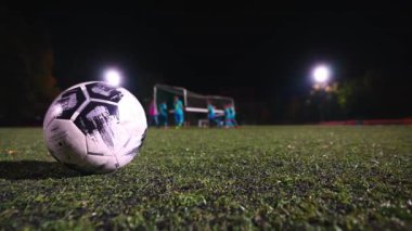 Gece stadyumda futbol topunun yakın plan çekimi, futbol konsepti. Yüksek kalite 4k görüntü