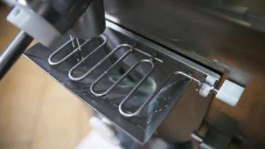 Dondurma makinesi - dondurucu, dondurma hazırlama, üretim. Yüksek kalite 4k görüntü