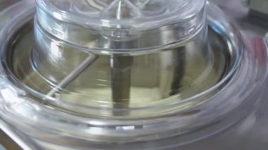 Dondurucu çalışıyor ve dondurma dolduruyor, mutfak konsepti. Yüksek kalite 4k görüntü