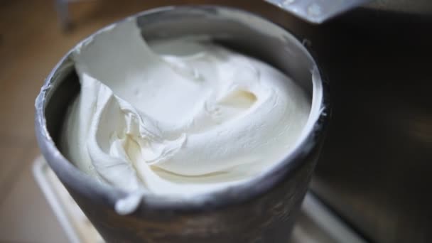 Морозиво Прямо Морозильної Камери Концепція Виробництва Морозива Високоякісні Кадри — стокове відео