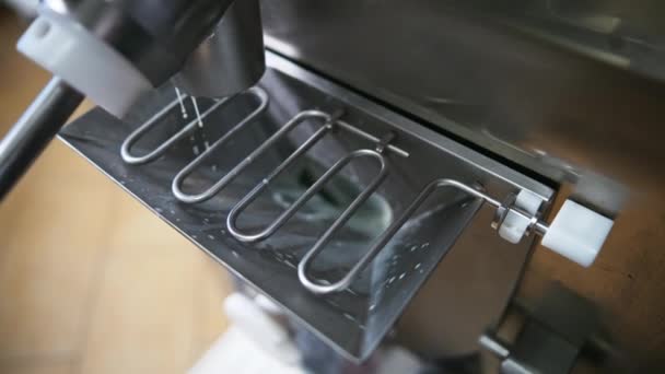 Eismaschine Gefrierschrank Eiszubereitung Produktion Hochwertiges Filmmaterial — Stockvideo