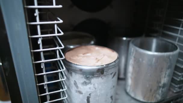 Στενή Λήψη Παγωτού Ατσάλινο Δοχείο Από Μηχάνημα Καταψύξεως Παρτίδας Βαθιά — Αρχείο Βίντεο
