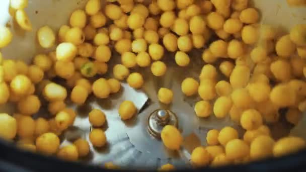 生蔬菜概念 在食品加工设施中清洗带有黄色土豆的工业洗衣机的图像高质量的4K镜头 — 图库视频影像