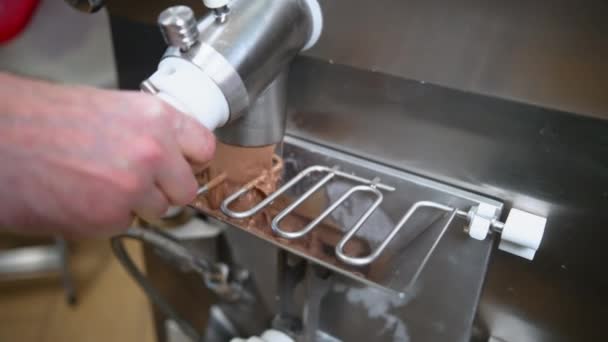 Adam Dondurucuya Pastörize Edildikten Sonra Dondurma Koyuyor Dondurma Imalatı Konsepti — Stok video