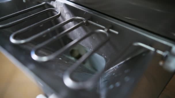Ρίχνει Παγωτομηχανή Καταψύκτη Θέα Closeup Στην Κουζίνα Υψηλής Ποιότητας Πλάνα — Αρχείο Βίντεο