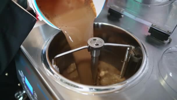 Помещая Смесь Пастеризационную Машину Вращающуюся Пастеризации Мороженого Высококачественные Кадры — стоковое видео
