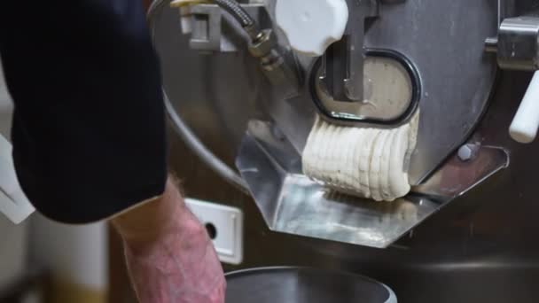 Προετοιμασία Παγωτό Μια Μηχανή Καταψύκτη Παρτίδα Υψηλής Ποιότητας Πλάνα — Αρχείο Βίντεο