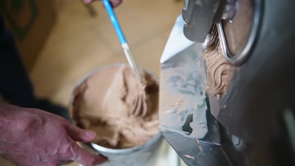 Dondurucudan Dondurmayı Çelik Bir Kapta Karıştıran Karıştırıcı Bir Raketle Erkek — Stok video