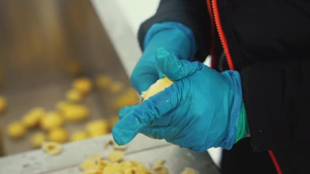 Mâinile Femeilor Mănuși Albastre Curăță Cartofii Galbeni Crude Aproape Curățarea — Videoclip de stoc