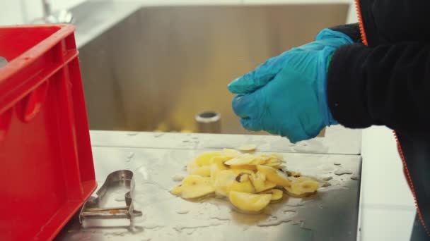 Trabalhador Cantina Luvas Azuis Descascando Batatas Com Uma Faca Alcançando — Vídeo de Stock