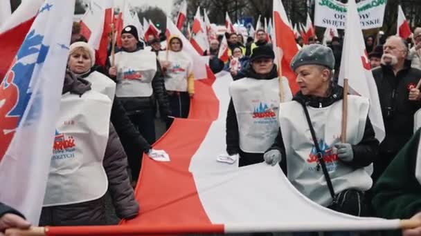 2024 インタビュー ワルシャワ ポーランド 特別な制服を持っている人々は旗を掲げ ポーランドの巨大な旗を路上に掲げ 農民は抗議する 高品質の4K映像 — ストック動画