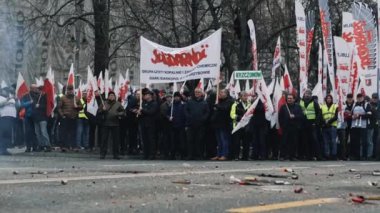 06.03.2024. Varşova, Polonya. Polonyalı çiftçiler sokakta bayraklar ve pankartlar taşıyorlar, çiftçiler protesto ediyorlar. Yüksek kalite 4k görüntü