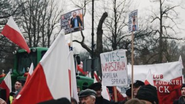 06.03.2024. Varşova, Polonya. Protestocular gösteride posterler ve bayraklar taşıyorlar, çiftçiler protesto konsepti. Yüksek kalite 4k görüntü