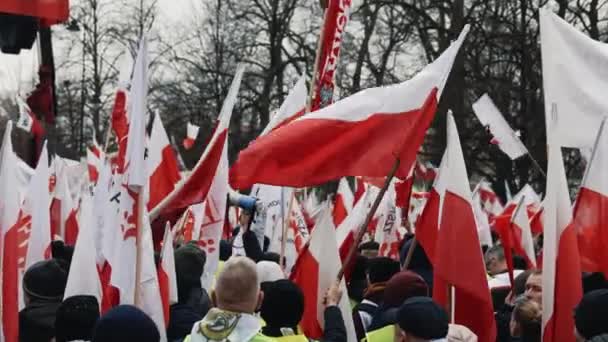 2024 波兰华沙 拥挤的街道和高举波兰国旗的人群 高质量的4K镜头 — 图库视频影像