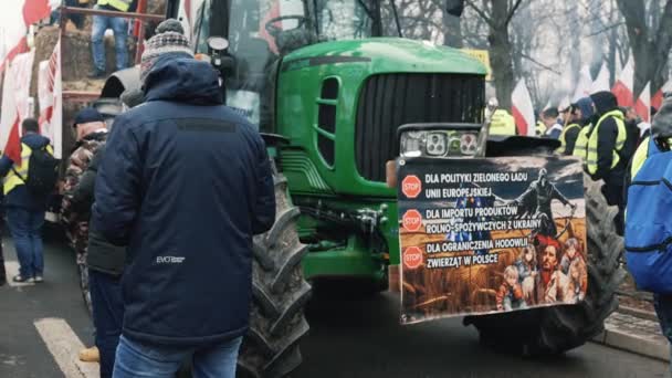 2024 波兰华沙 一辆拖拉机和一幅张贴在上面的招贴画 农民们举行抗议 举着光彩夺目的旗帜 高质量的4K镜头 — 图库视频影像